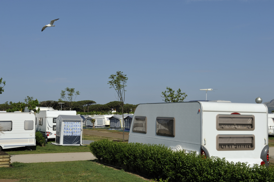 Welche Campingplätze in Fréjus bieten direkten Zugang zum Meer?